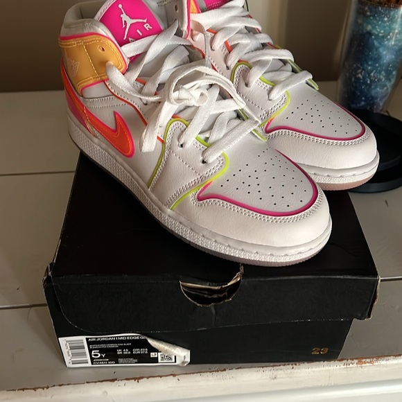 2020
Air Jordan 1 Mid SE GS 'Edge Glow' size 5y - Picture 2 of 5